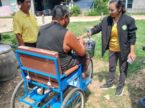 ส่งมอบรถสามล้อโยกให้แก่คนพิการ