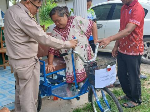 ส่งมอบรถสามล้อโยกให้แก่คนพิการ
