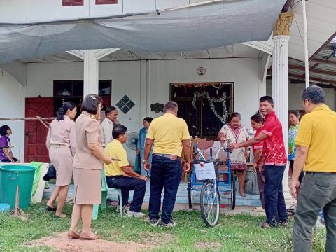 ส่งมอบรถสามล้อโยกให้แก่คนพิการ