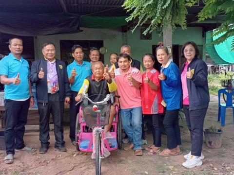 มอบอุปกรณ์เครื่องช่วยความพิการ (รถสามล้อโยก)