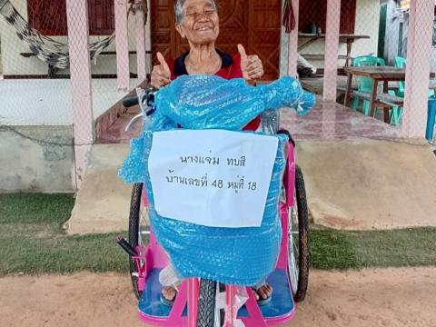 มอบอุปกรณ์เครื่องช่วยความพิการ (รถสามล้อโยก)