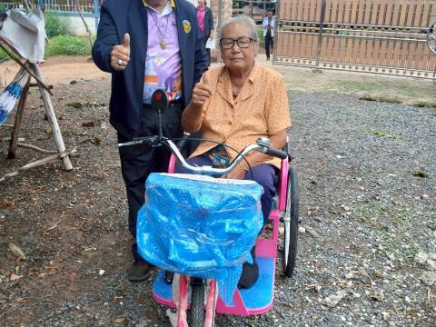 มอบอุปกรณ์เครื่องช่วยความพิการ (รถสามล้อโยก)