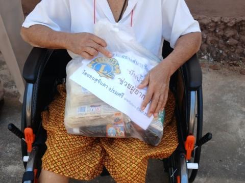 มอบอุปกรณ์เครื่องช่วยความพิการ (รถเข็นนั่ง)