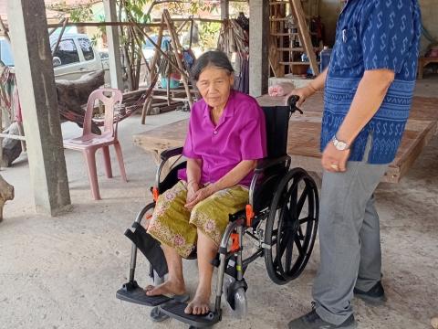 มอบอุปกรณ์เครื่องช่วยความพิการ (รถเข็นนั่ง)