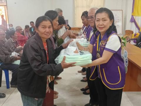 มอบผ้าห่มกันหนาว ถุงยังชีพ แว่นตา ให้กับผู้ยากไร้