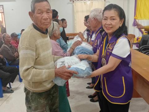 มอบผ้าห่มกันหนาว ถุงยังชีพ แว่นตา ให้กับผู้ยากไร้