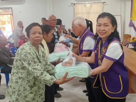 มอบผ้าห่มกันหนาว ถุงยังชีพ แว่นตา ให้กับผู้ยากไร้