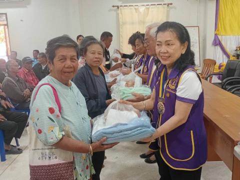 มอบผ้าห่มกันหนาว ถุงยังชีพ แว่นตา ให้กับผู้ยากไร้