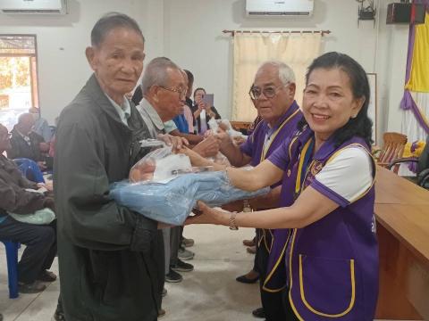 มอบผ้าห่มกันหนาว ถุงยังชีพ แว่นตา ให้กับผู้ยากไร้