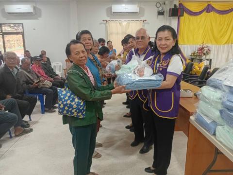 มอบผ้าห่มกันหนาว ถุงยังชีพ แว่นตา ให้กับผู้ยากไร้