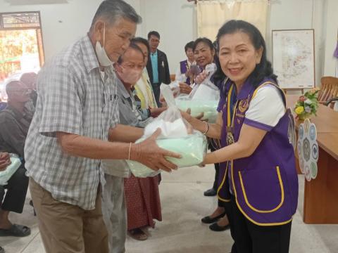 มอบผ้าห่มกันหนาว ถุงยังชีพ แว่นตา ให้กับผู้ยากไร้