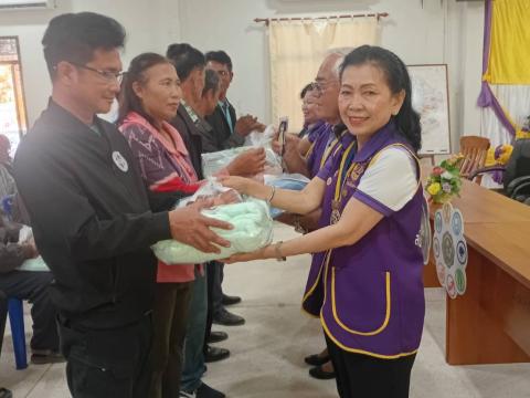 มอบผ้าห่มกันหนาว ถุงยังชีพ แว่นตา ให้กับผู้ยากไร้