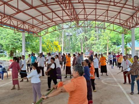 กิจกรรมที่ 2 ขยับกายสบายชีวีด้วยวิธีรำไม้พลอง