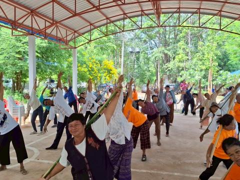 กิจกรรมที่ 2 ขยับกายสบายชีวีด้วยวิธีรำไม้พลอง