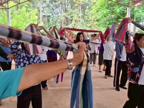 กิจกรรมที่ 4 โยกย้ายส่ายกายา ด้วยผ้าขาวม้าพาสุข