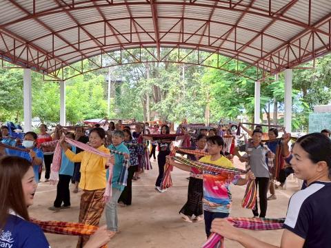 กิจกรรมที่ 4 โยกย้ายส่ายกายา ด้วยผ้าขาวม้าพาสุข