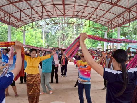 กิจกรรมที่ 4 โยกย้ายส่ายกายา ด้วยผ้าขาวม้าพาสุข