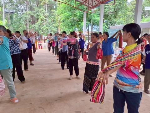 กิจกรรมที่ 4 โยกย้ายส่ายกายา ด้วยผ้าขาวม้าพาสุข