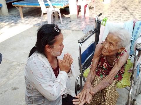 ออกเยี่ยมบ้านผู้มีภาวะพึ่งพิง