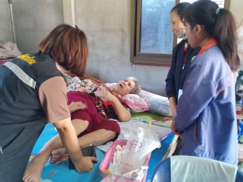 อาสาสมัครบริบาลออกเยี่ยมผู้ป่วยติดเตียง ผู้สูงอายุ ผู้พิการ