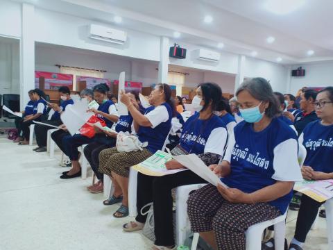 มอบใบประกาศนียบัตรแก่นักเรียนสูงอายุ