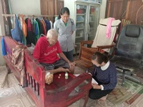 อาสาสมัครบริบาลท้องถิ่นออกเยี่ยมผู้ป่วยที่มีภาวะพึ่งพิง