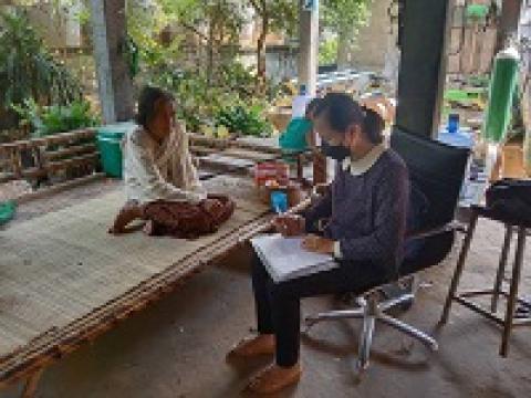 อาสาสมัครบริบาลท้องถิ่นออกเยี่ยมผู้ป่วยที่มีภาวะพึ่งพิง