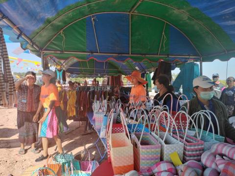 เปิดตลาดนัด เดอะ มอ ดอนกลอย