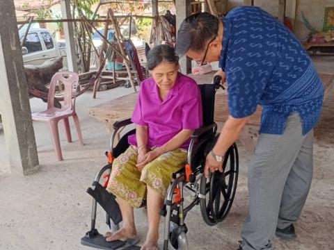 ส่งมอบรถวีลแชร์ให้กับผู้พิการทางการเคลื่อนไหว