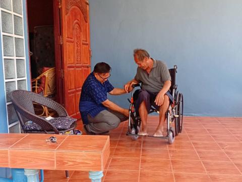 ส่งมอบรถวีลแชร์ให้กับผู้พิการทางการเคลื่อนไหว