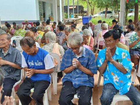 กิจกรรมรดน้ำดำหัวขอพรผู้สูงอายุ