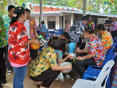 กิจกรรมรดน้ำดำหัวขอพรผู้สูงอายุ